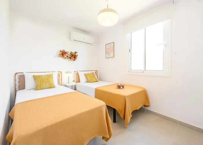 2 Bedroom, New, 1 Min To The Beach, Center- Picasso By 10tosea شقة