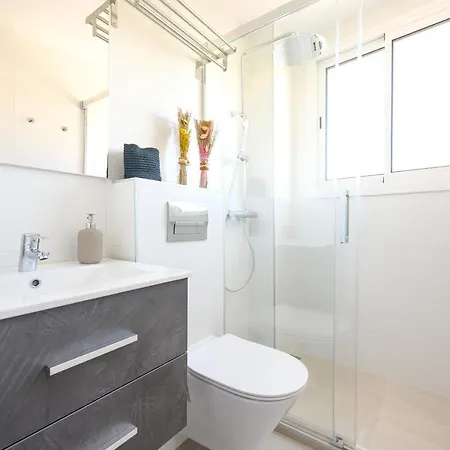 2 Bedroom, New, 1 Min To The Beach, Center- Picasso By 10tosea * פואנגירולה